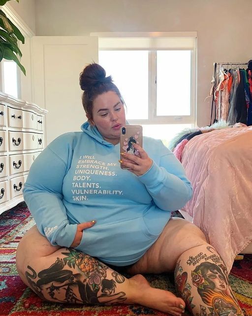 “340-lbs Model”: The Paparazzi Captured Tess Holliday In a Swimsuit While Relaxing On The Beach!