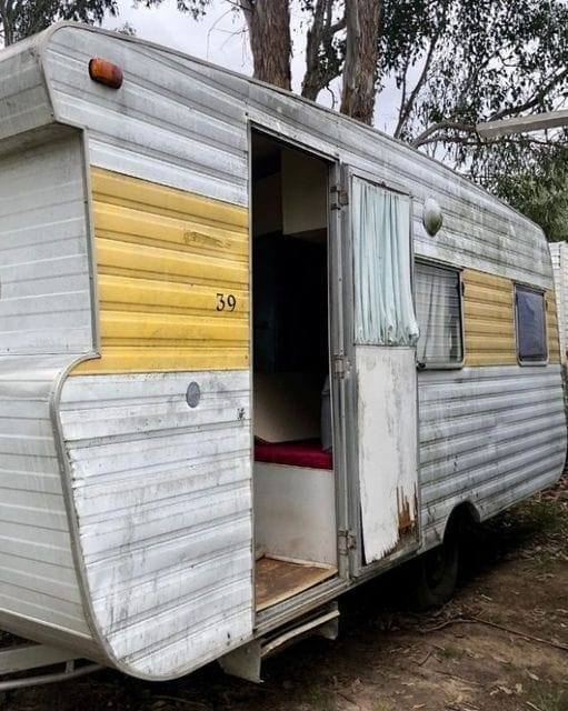 Kind people gave a homeless woman an old trailer.