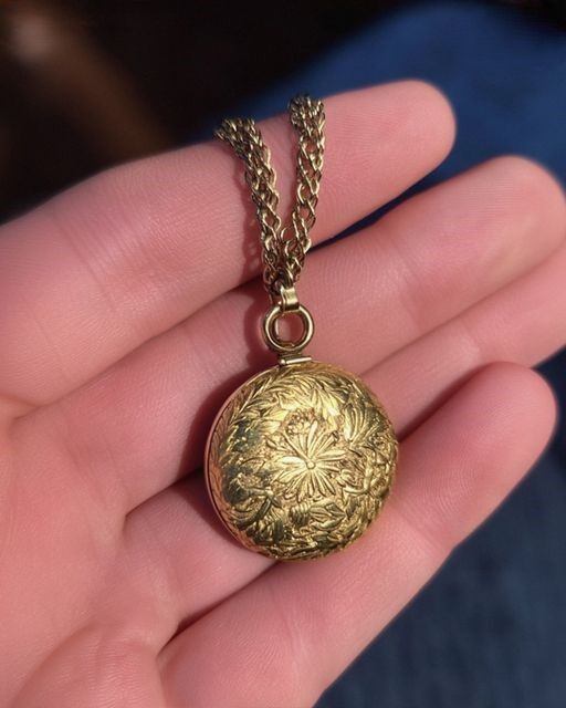 Old Lady Sees Late Mothers Pendant at Flea Market, I ll Pay Double Its Price She Suddenly Hears